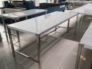 Xưởng sản xuất bàn thao tác inox công nghiệp chất lượng cao