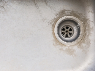 Máng rửa tay inox có bị xỉn màu do hóa chất tẩy rửa không?