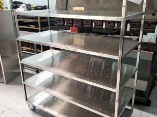 Kệ inox có bánh xe đẩy dùng inox 304 hay inox 201 tốt hơn?