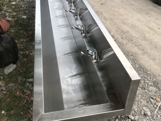 Tại sao nước thoát ở máng rửa tay bị chậm?