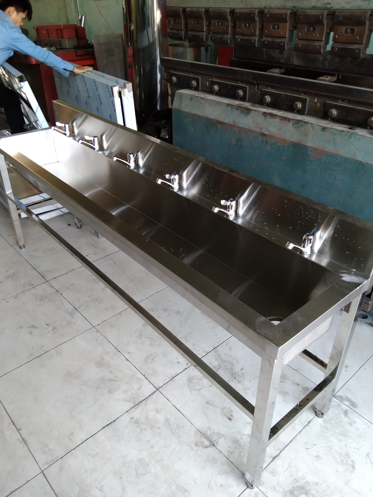 Máng rửa tay công nhân