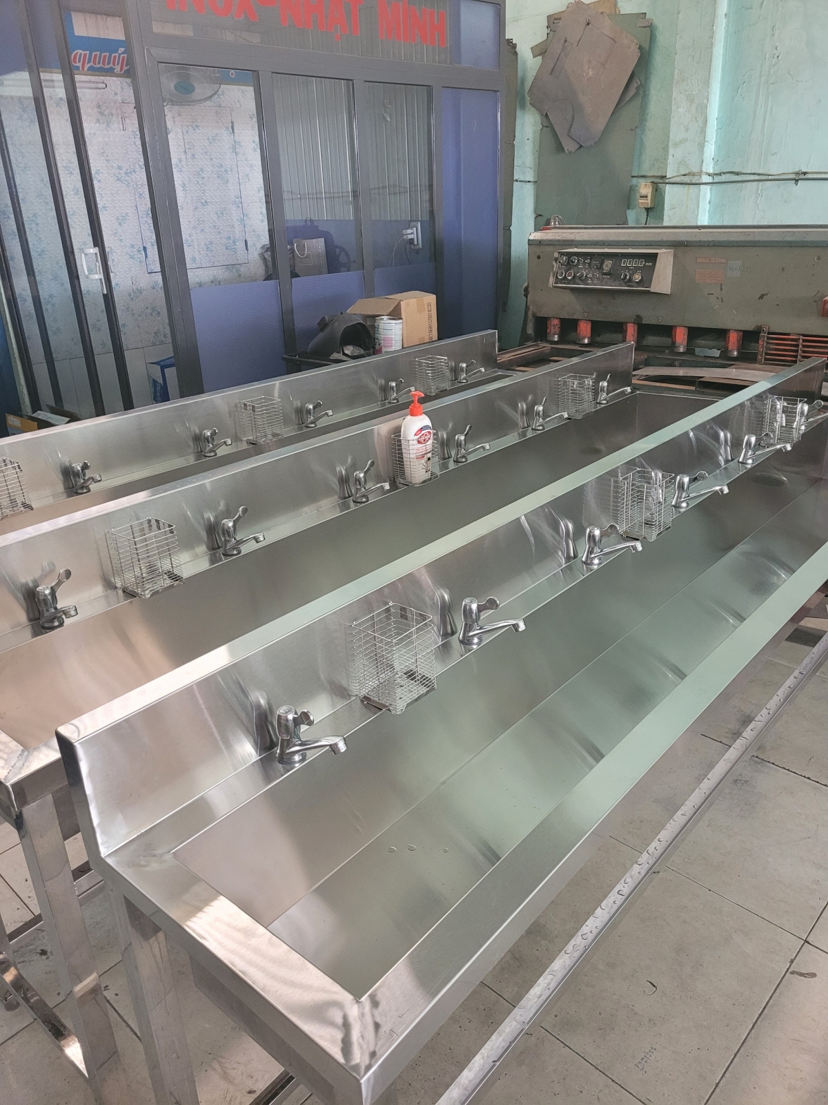 Máng rửa tay công nhân