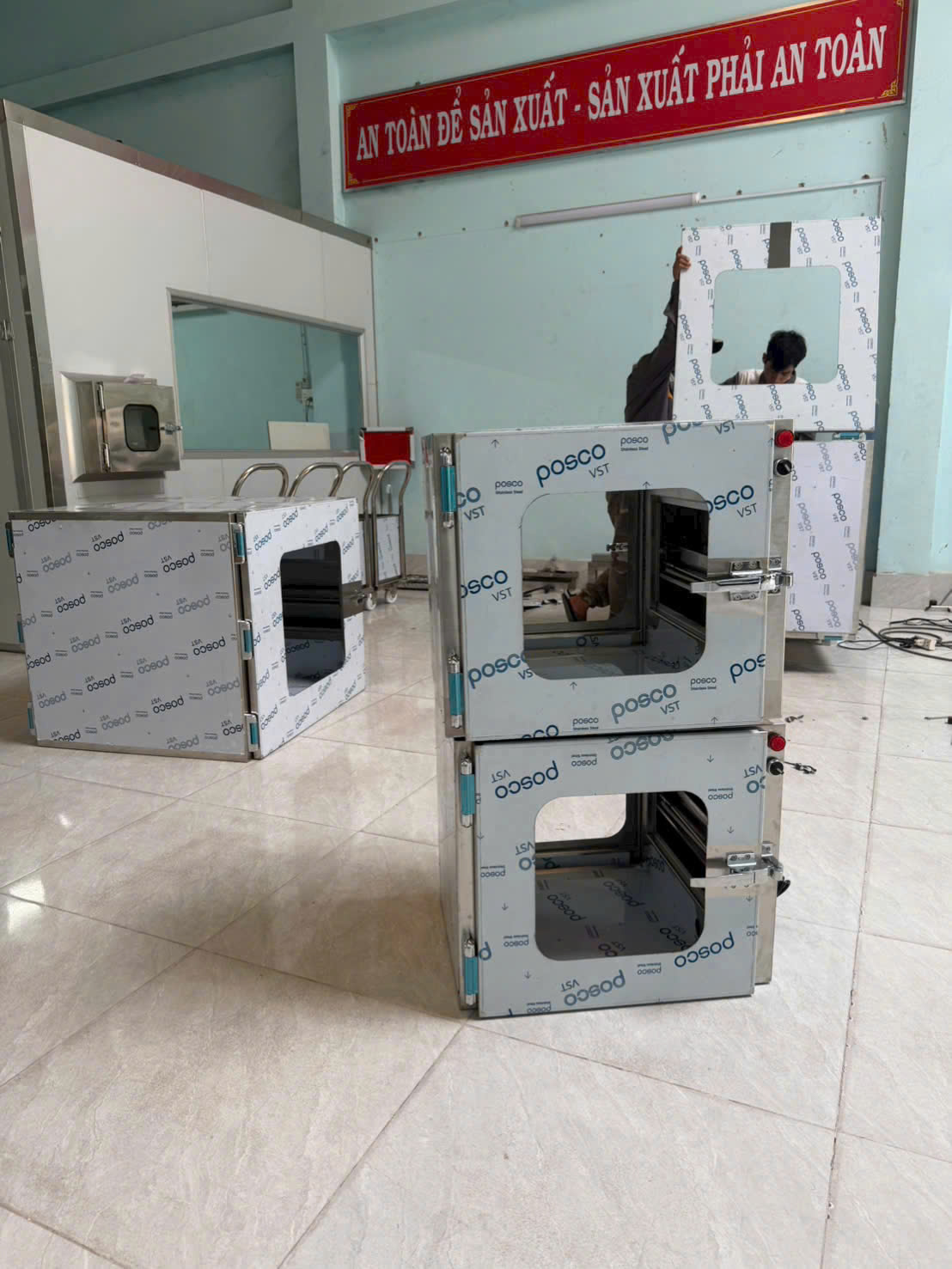 Passbox có đèn UV