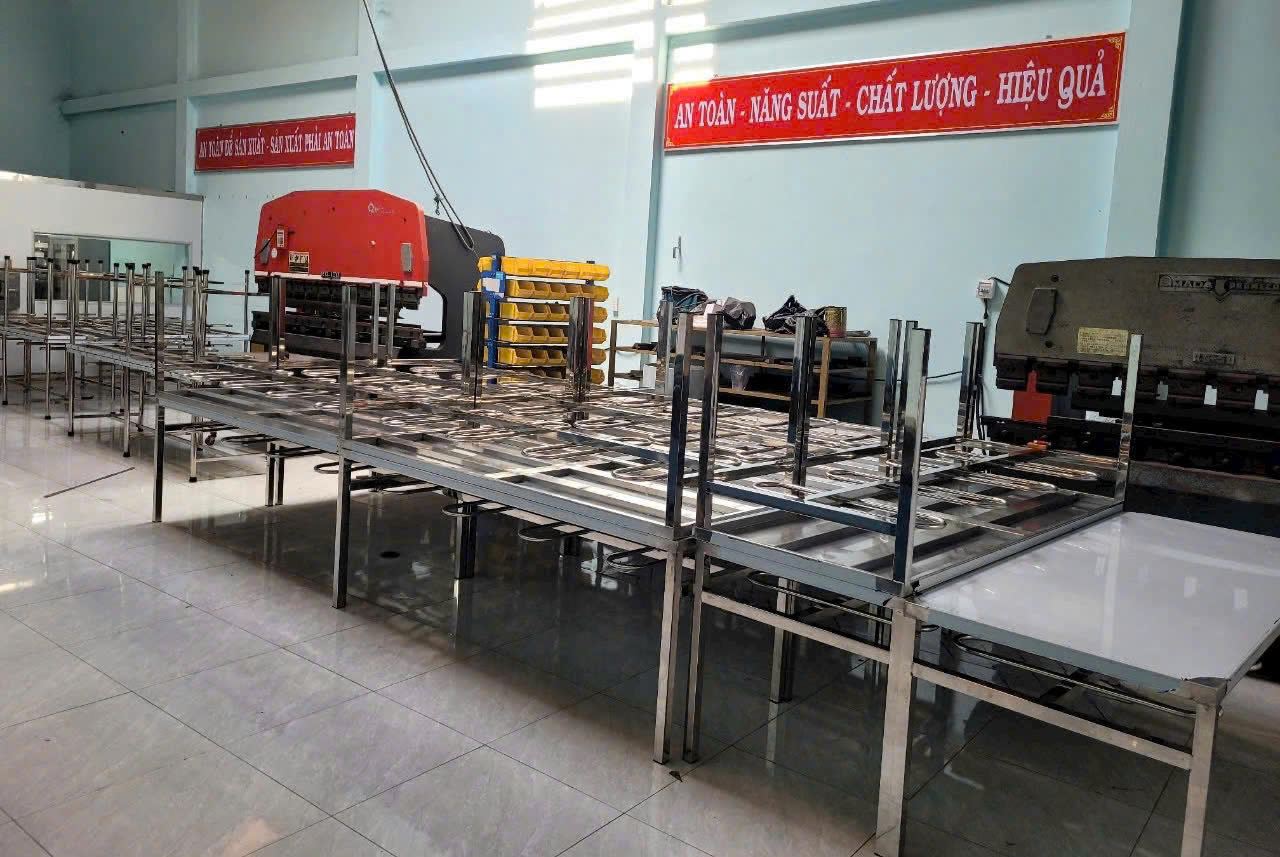 Bàn ăn có móc treo ghế