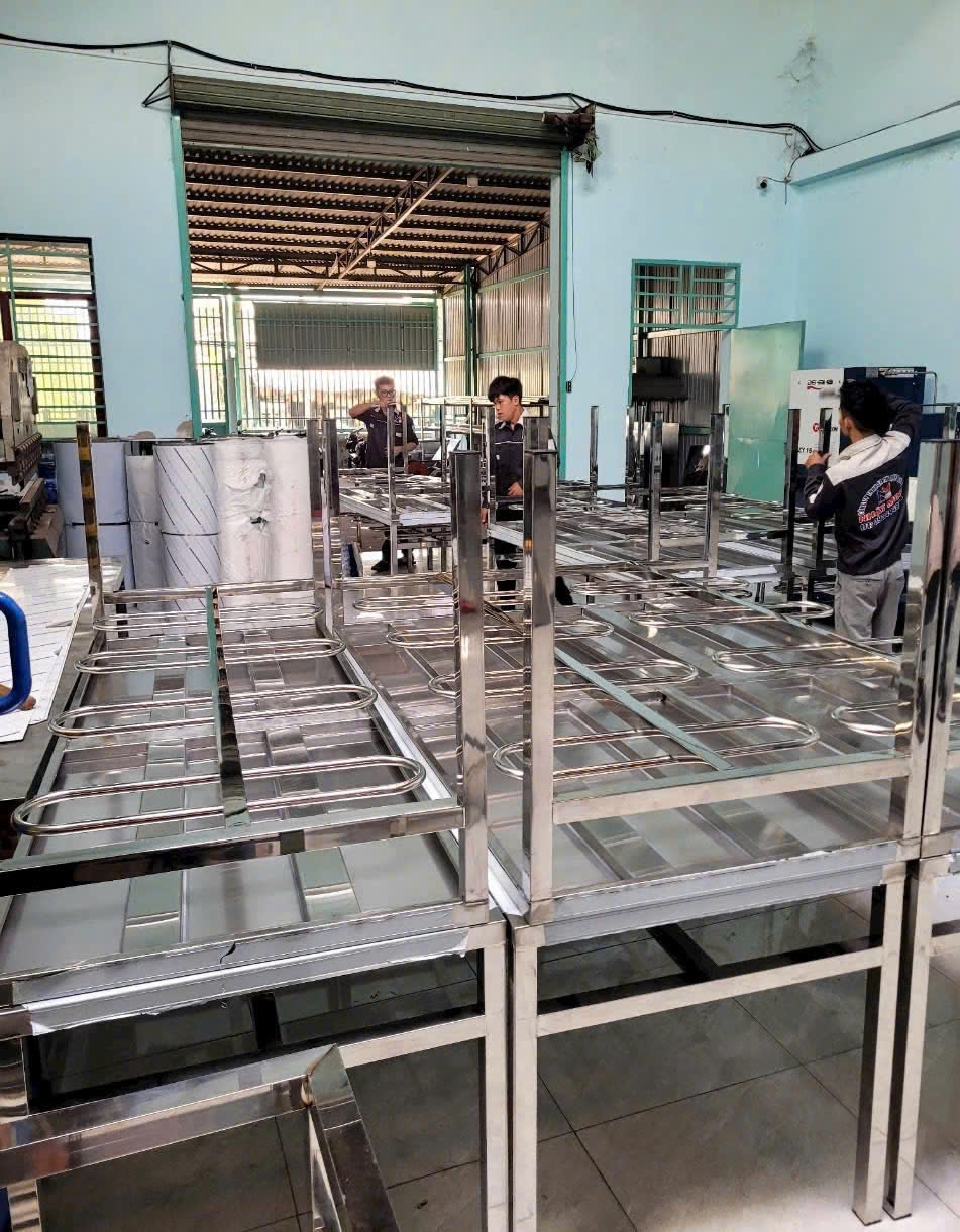 Bàn ăn có móc treo ghế