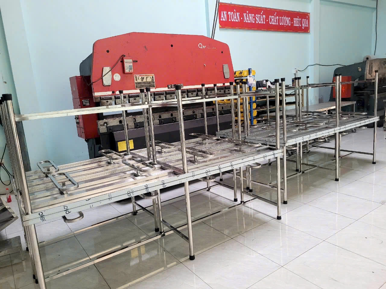 Bàn ăn có móc treo ghế