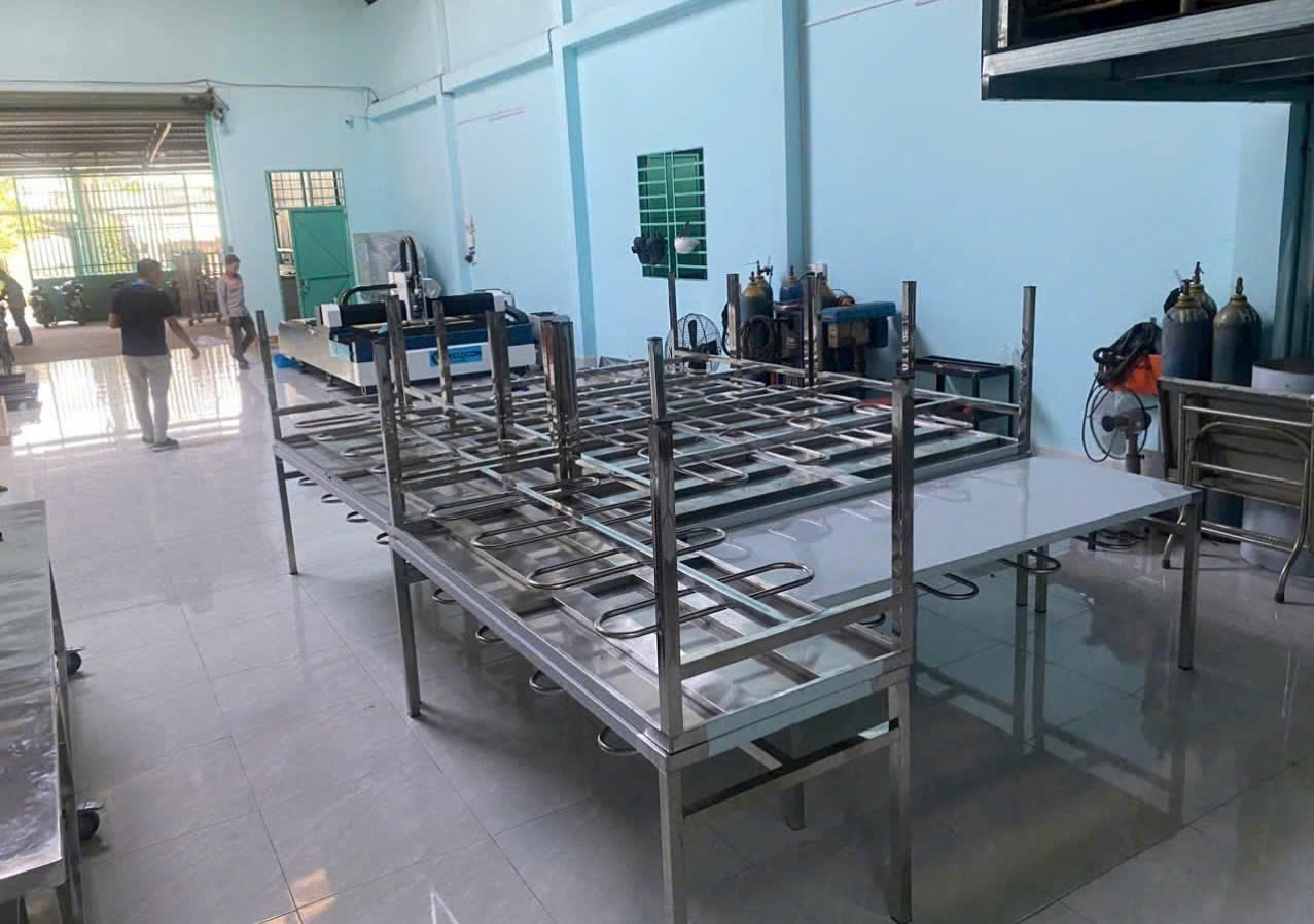 Bàn ăn inox công nghiệp