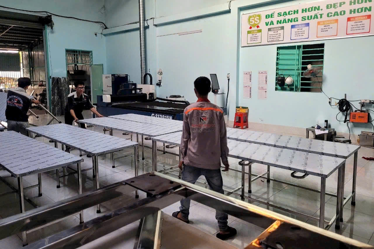 Gia công bàn ăn công nhân kích thước theo yêu cầu