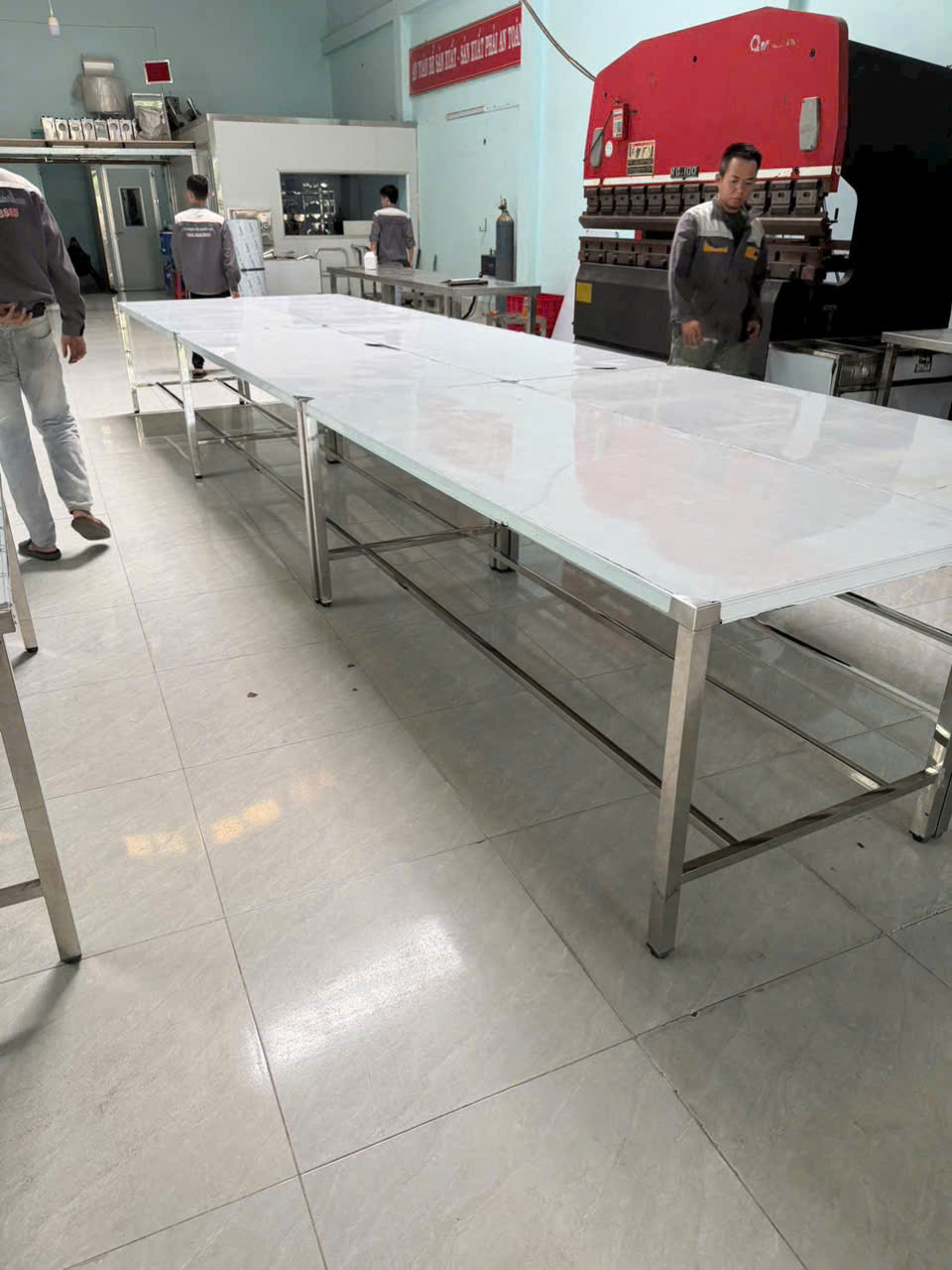 Gia công bàn ăn công nhân kích thước theo yêu cầu