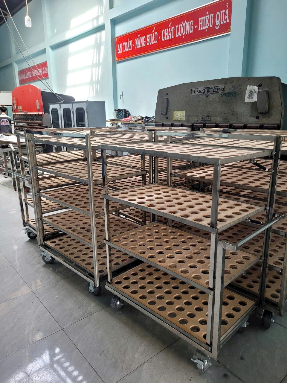 Kệ inox đục lổ 304