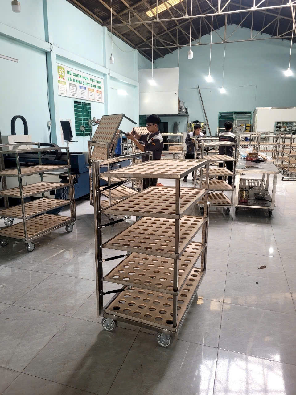 Kệ inox đục lổ 304