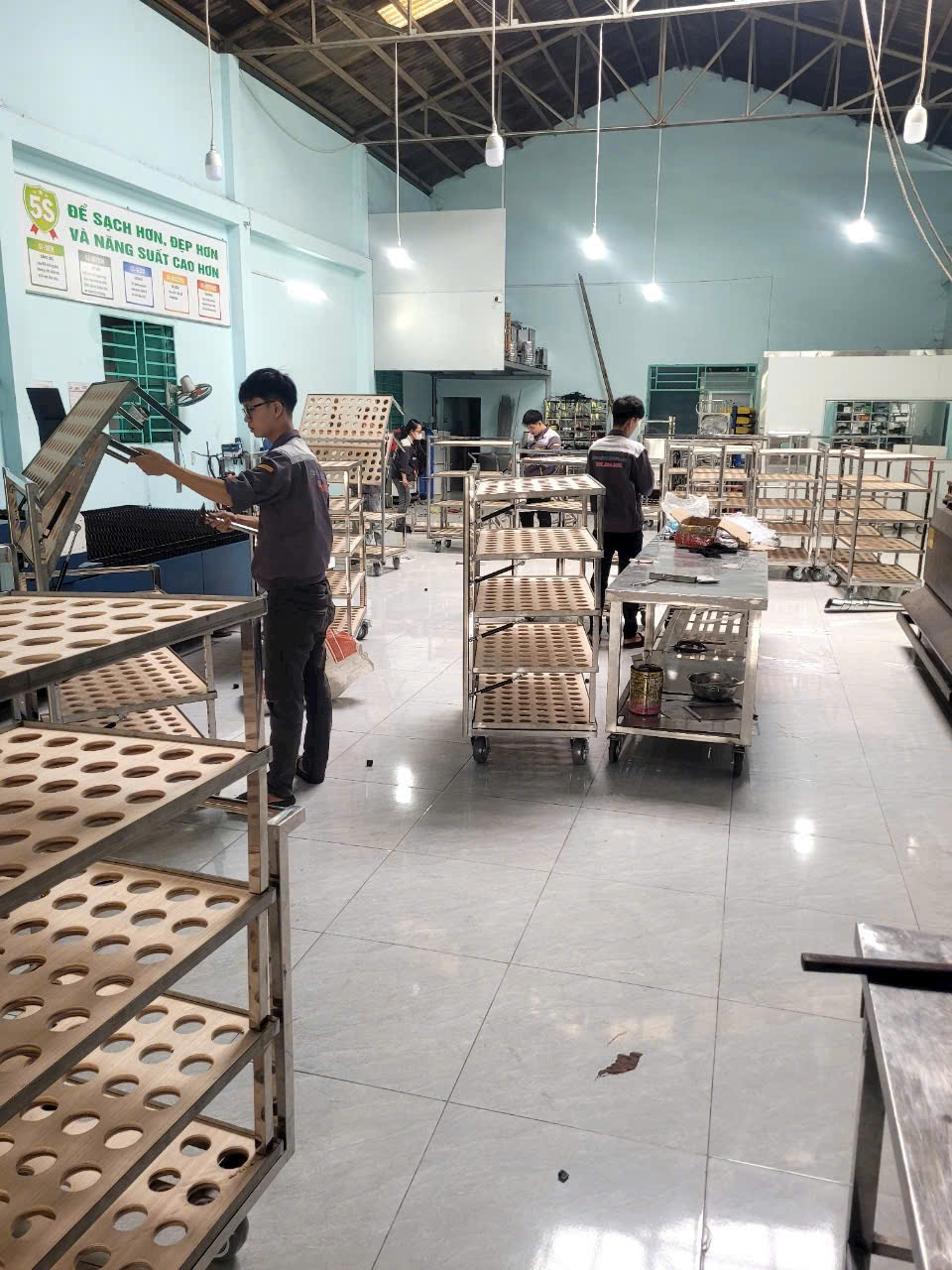 Kệ inox đục lổ 304