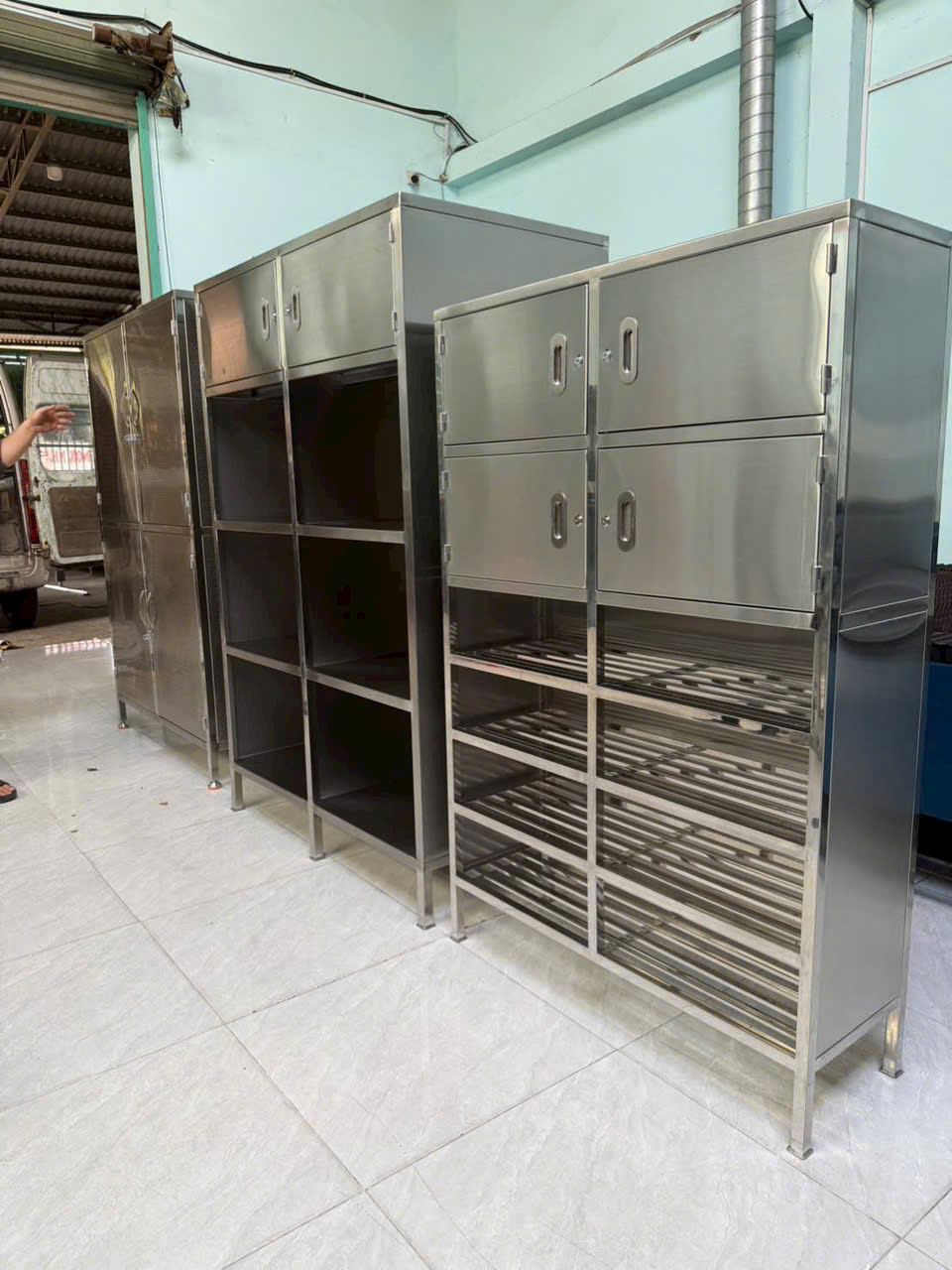 làm tủ kệ inox giá rẻ tphcm
