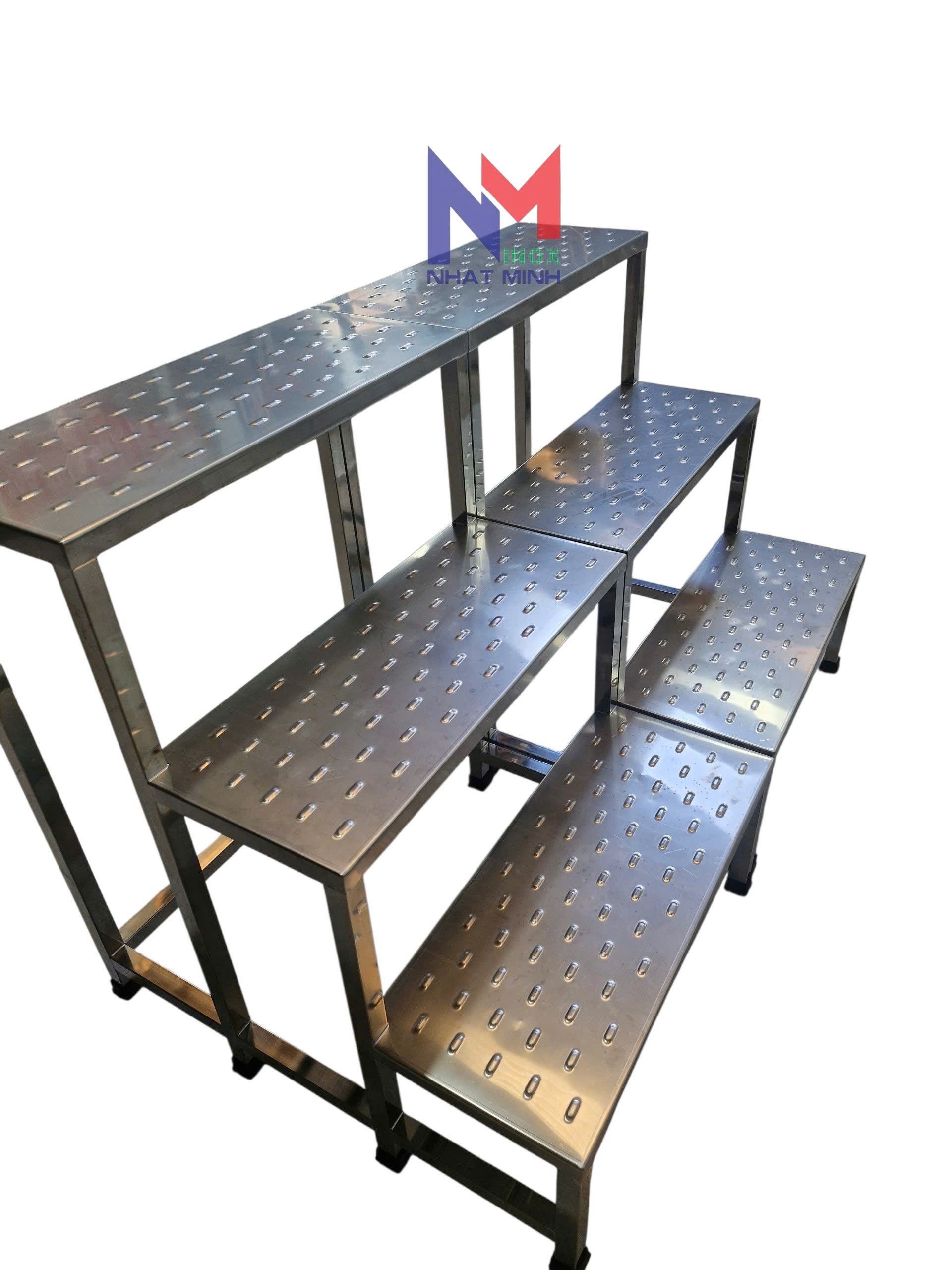 Bậc thang 3 cấp dập gân chóng trơn